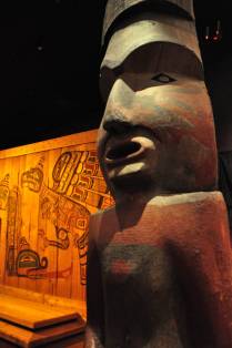 Totens indígenas expostos no Royal BC Museum, em Victoria, capital da British Columbia, no oeste do Canadá